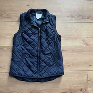 Size small Old Navy quilted puffer vest.